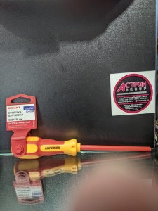 Отвертка REXANT шлицевая диэлектрическая SL5 х 125 мм, до 1000 В, двухкомпонентная рукоятка